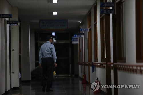 현대판 '노예계약' 학교경비원 월급 중간에서 40% '착취' - 1