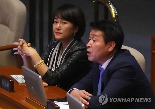野, 朴대통령 '탈북 권유' 기념사에 "섬뜩하다" 비판 - 2