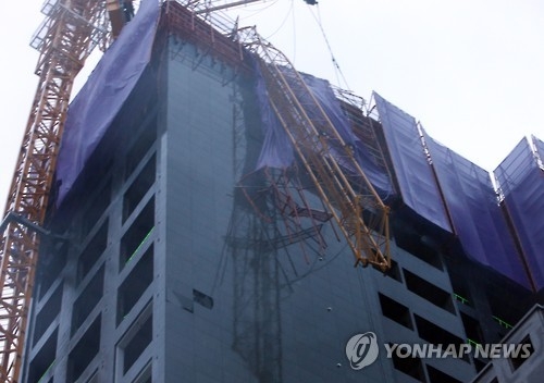 강풍에 파손된 타워크레인