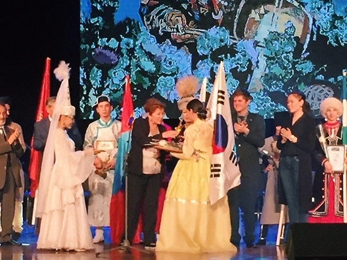 카자흐스탄 찰현악기 콩쿠르에서 1위를 한 조은혜의 시상식 모습