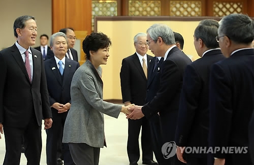 <자료사진> 2014년 경단련 대표단 만난 박 대통령