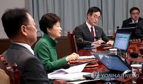 국무회의서 발언하는 박대통령
