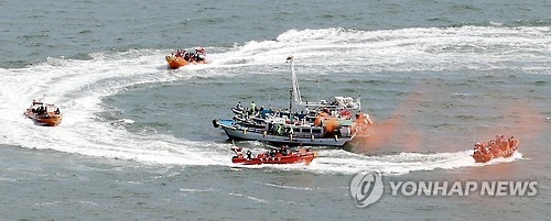 (인천=연합뉴스) 윤태현 기자 = 8월 26일 인천시 중구 인천해양경비안전서 전용부두 인근 해상에서 열린 '중부해경·해군 불법외국어선 합동단속훈련'에서 해경 대원들이 고속정을 타고 불법조업 외국어선을 단속하는 훈련을 하고 있다. 2016.8.26