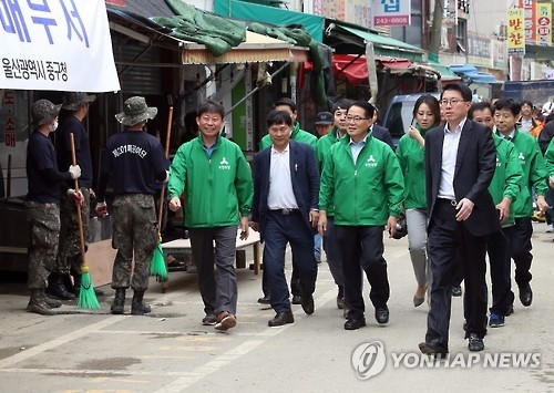 태화시장 방문한 박지원