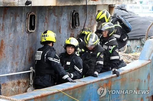 해경, 中어선 화재사건 현장재연(목포=연합뉴스) 정회성 기자 = 11일 오후 전남 목포시 삼학도 해경전용부두에서 진행된 중국 어선 소감어04012호 화재 사건 실황조사에서 해경 대원이 단속을 위해 어선에 오르던 상황을 재연하고 있다.