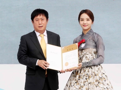 정찬민 용인시장에게 홍보대사 위촉장 받은 국악인 송소희(오른쪽)씨