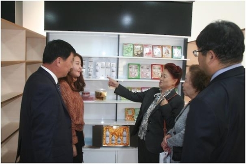 고려문화원 입구에 전시된 한국 중소기업 화장품들