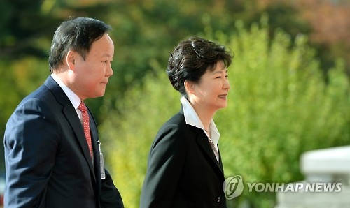 靑 "朴대통령이 필요시 개헌안 발의…개헌논의 주도 입장"(종합) - 1