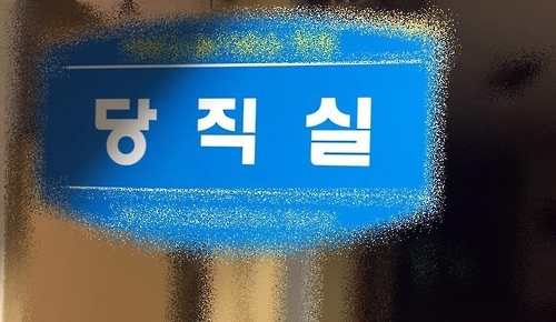 "한달에 이틀 쉽니다" 홀로 학교 지키는 70대 당직기사 - 2
