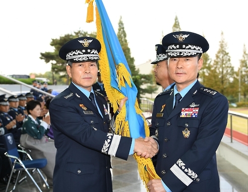 공군작전사령관으로 취임한 원인철(사진 우측) 중장이 정경두 공군 참모총장으로 부터 작전 지휘권을 상징하는 작전사령부기를 인수하고 있다.