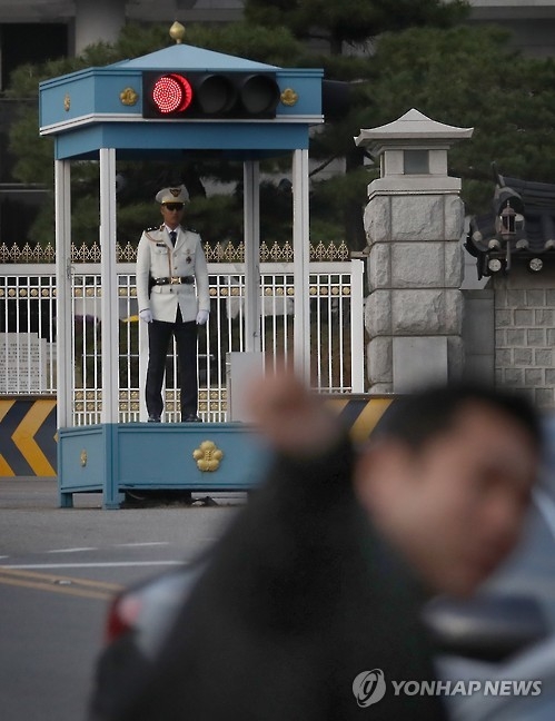 검찰 압수수색 받은 靑, 무겁고 당혹스러운 분위기 - 1