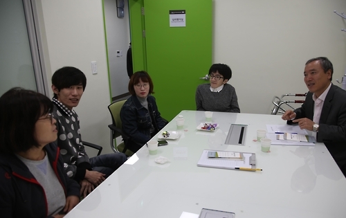한국복지대학교 장애상담과 2학년 학생들이 양종국 지도교수(사진 우측)와 집단상담을 하고 있다.