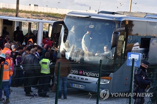 버스 타고 칼레 떠나는 미성년 난민들