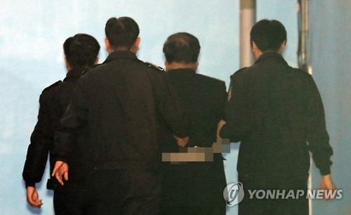 법원 들어서는 안종범 전 청와대 정책조정수석