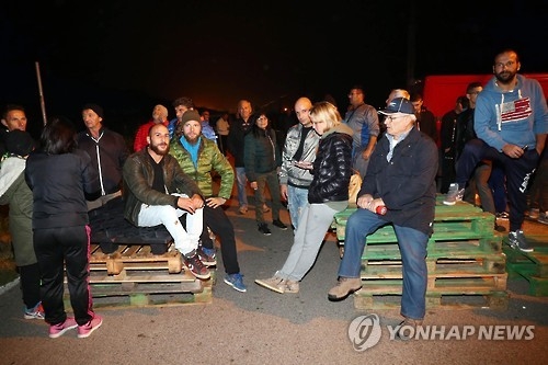 난민유입을 막기 위해 마을 입구에 바리케이드를 친 伊소도시 고리노 주민들.