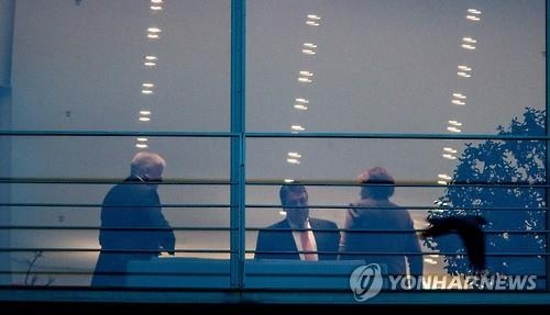 獨대연정 3당 수뇌(왼쪽부터 제호퍼, 가브리엘, 메르켈 / AP=연합뉴스 자료사진)