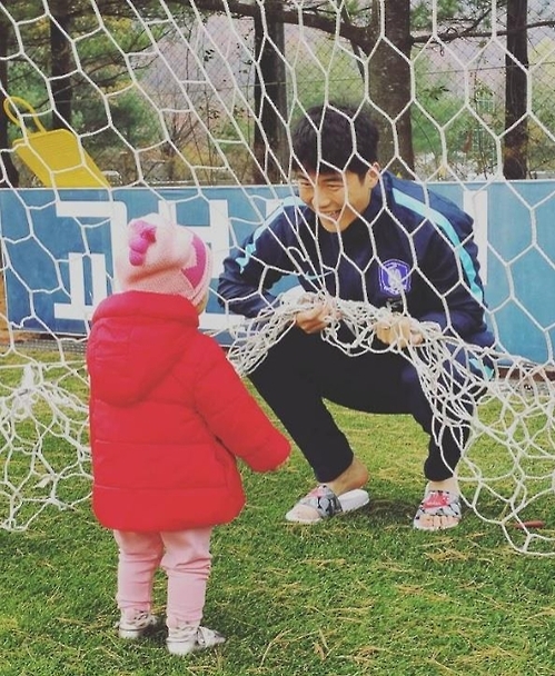 축구대표팀 기성용과 딸 시온 양