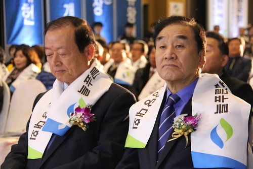 늘푸른한국당 충남도당창당대회에 참석한 이재오 최병국 공동창당준비위원장
