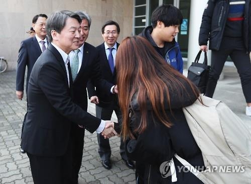 학생들과 인사하는 국민의당 안철수 전 대표.
