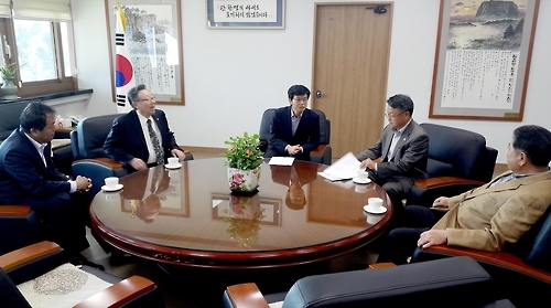 "오라관광단지 내 교육청 토지 매각 말아주세요" (제주=연합뉴스) 전지혜 기자 = 16일 오후 제주도교육청 교육감실에서 제주고 총동문회와 이석문 제주교육감(왼쪽 세번째)이 오라관광단지 내 교육청 토지 매각 문제에 대해 이야기하고 있다. 2016.11.16