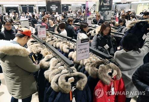 올해 마지막 정기세일에 몰린 인파