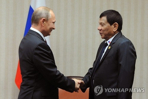 페루 APEC 정상회의에서 별도로 만난 푸틴 러시아 대통령(왼쪽)과 두테르테 필리핀 대통령[EPA=연합뉴스]