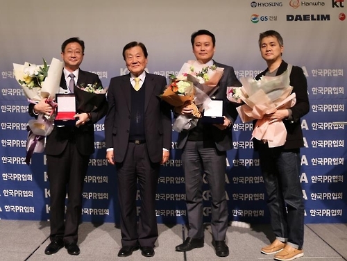 (왼쪽부터) 서영호 미디어윌 네트웍스 서비스본부장, 서정우 한국PR협회 8대 명예회장, 이중대 웨버샌드윅코리아 부사장, 강상욱 SK플래닛 팀장 등이 '2016 한국PR대상'에서 이미지PR부문 최우수상을 받고 기념촬영을 하고 있다.