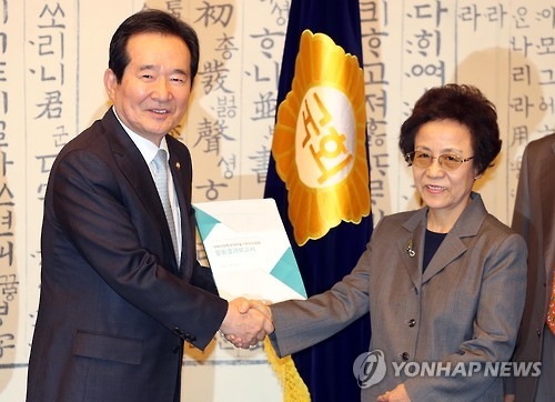 '국회의원 특권 개혁안' 전달받는 정세균 의장