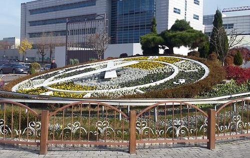 <카메라뉴스> 겨울꽃으로 단장한 대전역 꽃시계 - 1