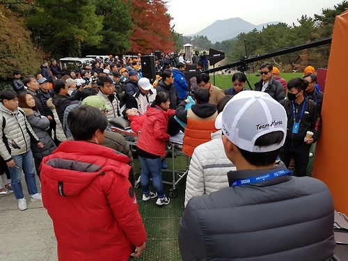관중석 난간 파손으로 추락한 관객이 병원으로 이송되고 있다.