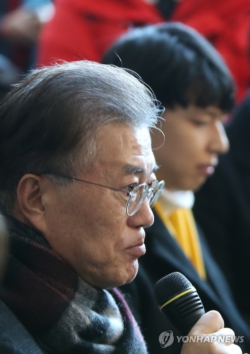 文 "朴대통령 퇴진은 시간문제…GSOMIA·사드·교과서 손떼야" - 1