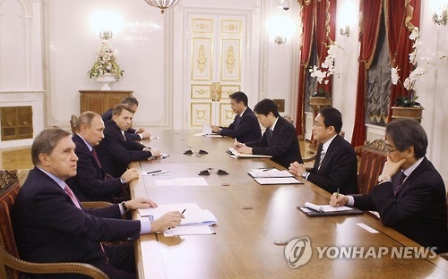 푸틴 러시아 대통령, 日외무상과 회담