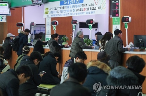 접수창구 가득 채운 운전면허 응시자들