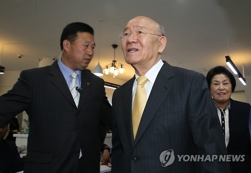 전두환 前대통령 "결혼 안한 여자대통령 되니 신통치 않네" - 1