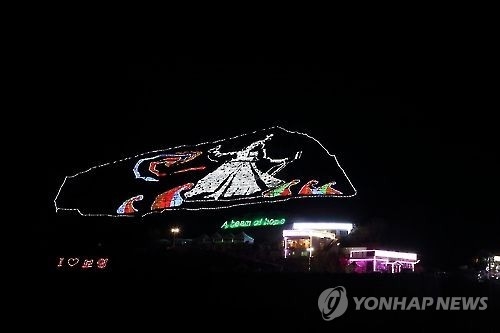 충무공 이순신 장군을 형상화한 대형 트리