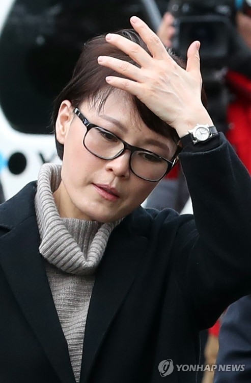윤전추 헌재 탄핵심리 증인으로 출두(서울=연합뉴스) 이정훈 기자 = 윤전추 전 청와대 행정관이 박근혜 대통령 탄핵심판 사건의 2차 변론기일인 5일 오후 서울 종로구 재동 헌법재판소 대심판정에 증인으로 출두하고 있다. 2017.1.5uwg806@yna.co.kr