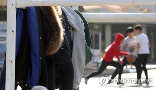 동장군 외출?(창원=연합뉴스) 김동민 기자 = 가장 춥다는 절기 소한(小寒)을 이틀 앞둔 3일 오후 경남 창원시 의창구 창원스포츠파크에서 시민들이 가벼운 옷차림으로 운동하고 있다.