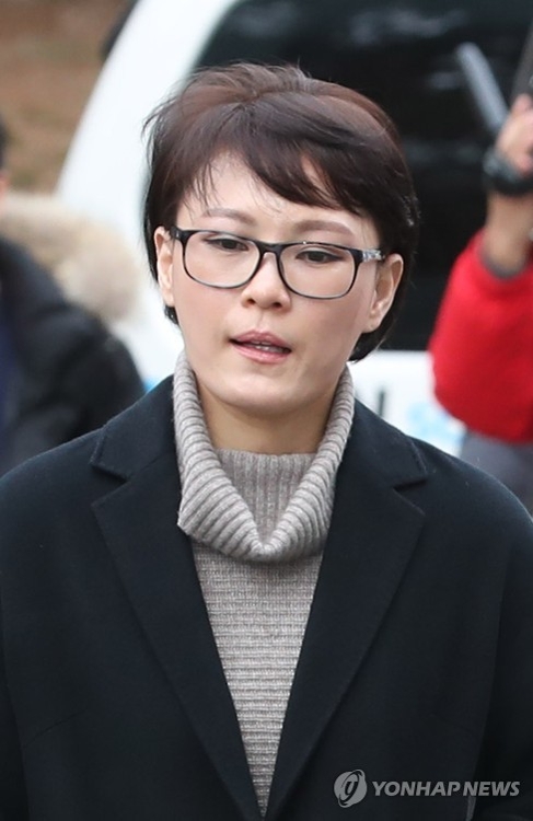 헌재 대심판정 향하는 윤전추(서울=연합뉴스) 이정훈 기자 = 윤전추 전 청와대 행정관이 박근혜 대통령 탄핵심판 사건의 2차 변론기일인 5일 오후 서울 종로구 재동 헌법재판소 대심판정에 증인으로 출석하고 있다. 2017.1.5uwg806@yna.co.kr