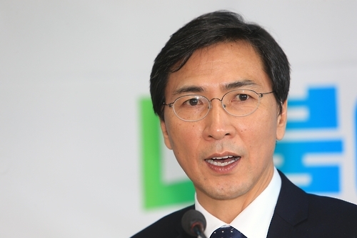 안희정 충남지사가 6일 오후 더불어민주당 강원도당에서 대선후보 경선에 도전하겠다는 입장을 밝히고 있다.