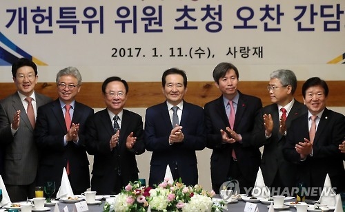 개헌특위 본격가동…"투트랙 개헌" "개헌절차법 제정"(종합) - 1