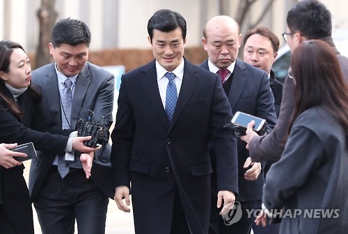 대심판정으로 향하는 이영선 청와대 행정관