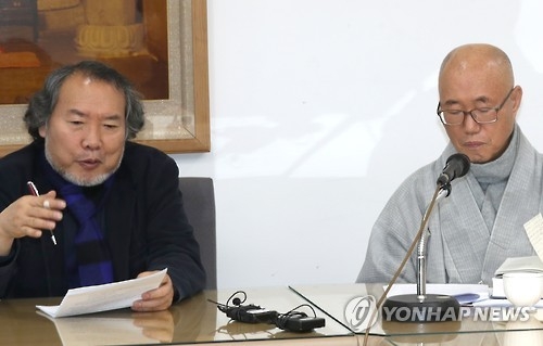 성철 평전 작가 김택근씨(왼쪽)와 원택스님