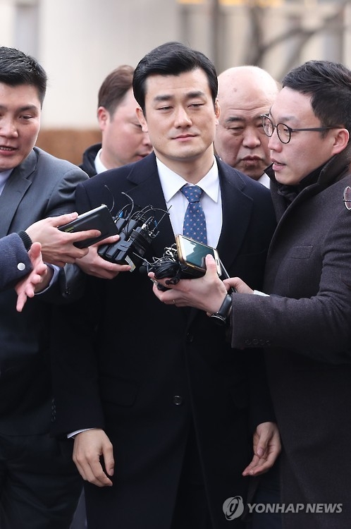 4차 변론 출석하는 이영선 청와대 행정관(서울=연합뉴스) 김주성 기자 = 세월호 참사 당일 청와대 관저에서 박 대통령을 보좌한 것으로 알려진 이영선 청와대 행정관이 12일 오전 서울 종로구 헌법재판소에서 열린 탄핵심판 사건 4차 변론에 증인으로 출석하기 위해 대심판정으로 향하고 있다. 2017.1.12utzza@yna.co.kr(끝)