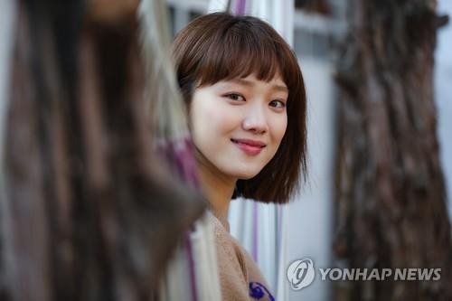 이성경 "21세 때야 첫사랑…먼저 어필하는 성격 아냐" - 1