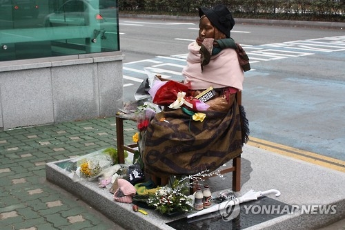 부산 소녀상에 쌓이는 시민들의 마음