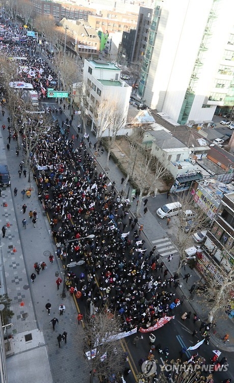 행진 벌이는 탄핵반대 태극기집회 (서울=연합뉴스) 최재구 기자 = 대통령 탄핵반대를 주장하며 14일 서울 대학로에서 집회를 벌인 시민들이 시청 앞 서울광장으로 행진하고 있다. 2017.1.14jjaeck9@yna.co.kr(끝)