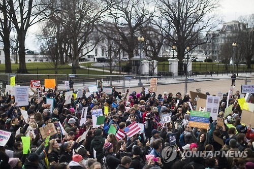 트럼프 이민반대 행정명령에 반대하는 美백악관 앞 시위대