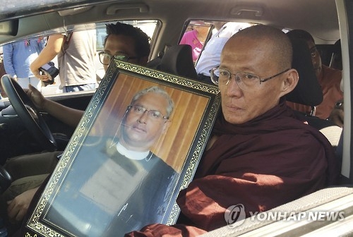 총격 피살된 코 니 변호사의 영정
