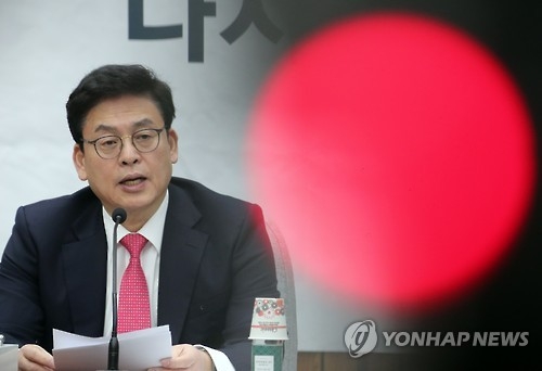 정우택 "문재인은 제왕적 주자, 대세론 무너진 경우 많아" - 1