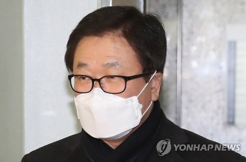 박상진 삼성전자 대외담당 사장이 지난달 13일 새벽 소환 조사를 마친 뒤 서울 강남구 대치동 특검 사무실을 나서고 있다.